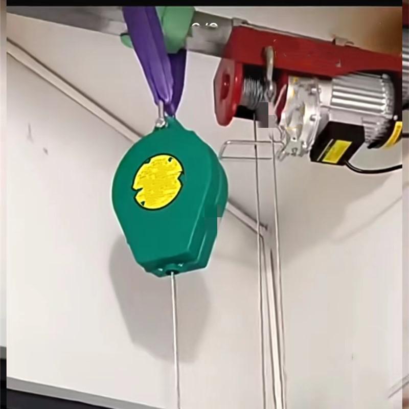 防墜器搭配微型電動葫蘆進行吊裝作業(yè)