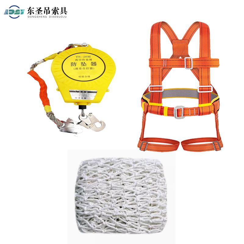 在安裝門窗時要佩戴防墜器保證安全